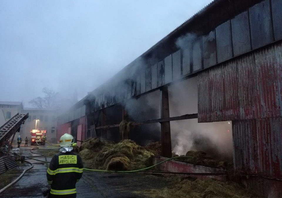 FOTO: Hasiči celou noc zasahují u požáru haly v Jindřichovicích