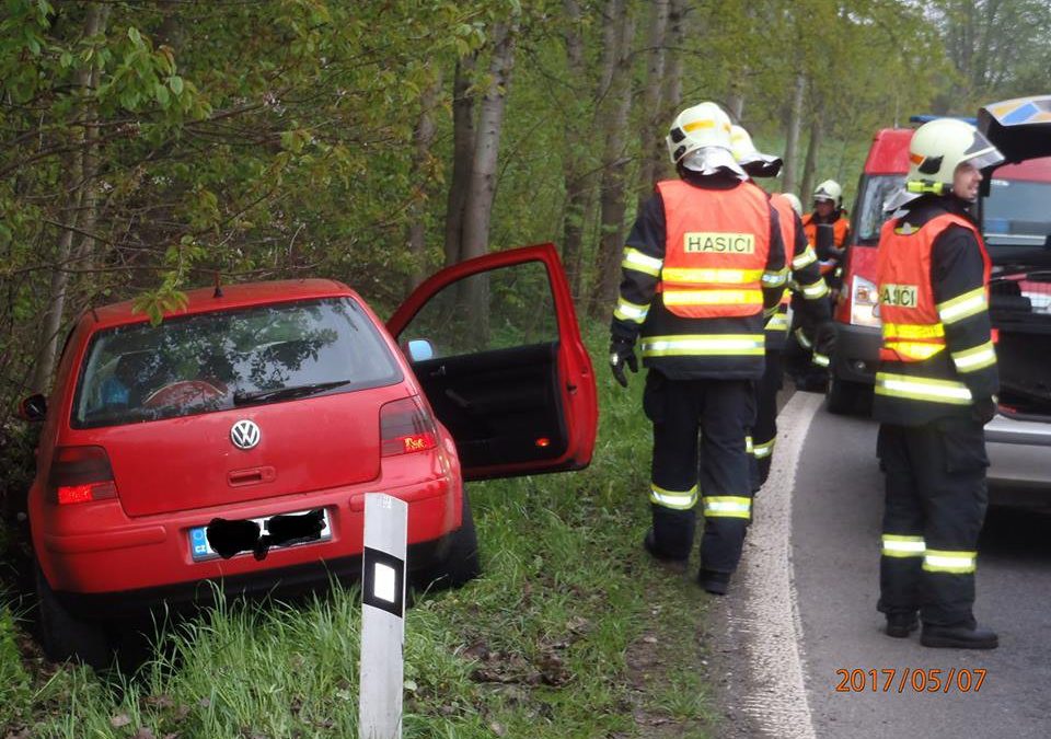 FOTO: V zatáčkách nad Frýdlantem se srazila dvě auta. Záchranáři ošetřili tři lidi