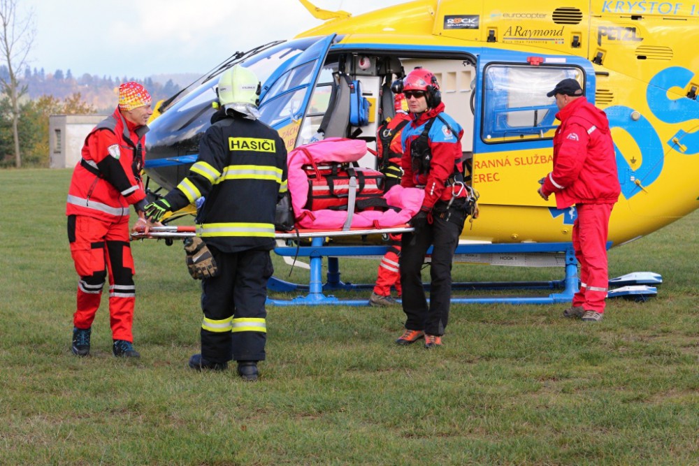 Čtyřletého chlapce transportoval vrtulník do hradecké nemocnice. Srazil se s cyklistou