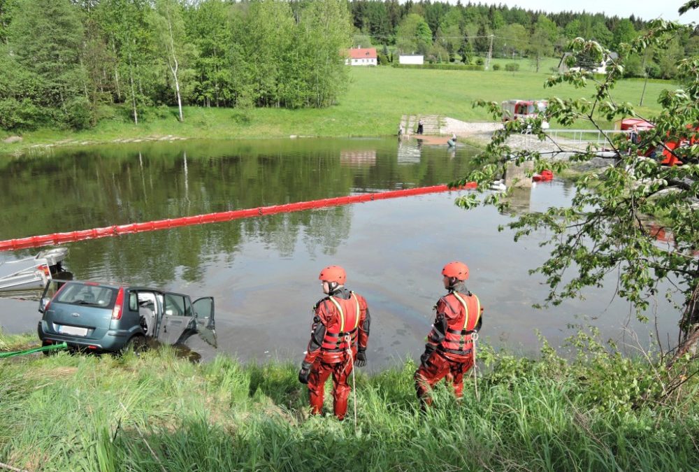 FOTO: Auto vjelo do rybníka. Řidič i spolujezdkyně se stihli dostat ven bez zranění