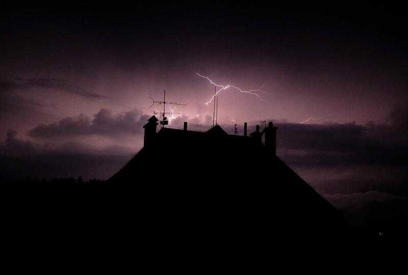 Pozor na silné bouřky kroupy a přívalový déšť, varují meteorologové i na Liberecku 1 blesk