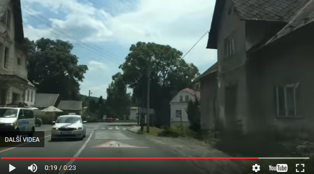 VIDEO: O cyklistu mělo zavadit projíždějící auto, zraněného ho do nemocnice transportoval vrtulník