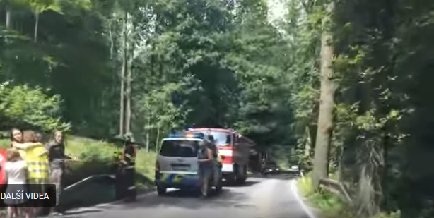 VIDEO: Nehoda v serpentínách u Raspenavy se obešla bez zranění