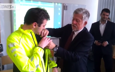 Ubytování, penziony, hotely, chaty, chalupy, resorty, hostely, motoresty a kempy 27 Bunda z Liberce usnadní cyklistům odbočování, sama se rozbliká