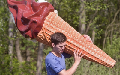 Vedro vyčerpává, v továrnách se rozdávají nanuky i chladivé šátky