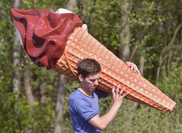 Vedro vyčerpává, v továrnách se rozdávají nanuky i chladivé šátky