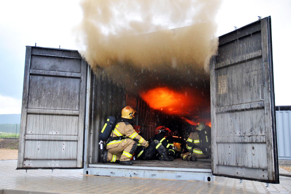 FOTO: Dobrovolně se zavírají do hořícího kontejneru. Hasiči trénují na opravdové požáry