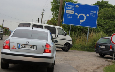 Plus 4 Kvůli uzavírce jezdí řidiči i přes zákaz přes cizí pole