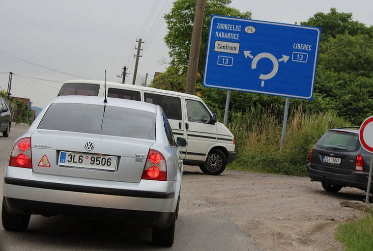 Kvůli uzavírce jezdí řidiči i přes zákaz přes cizí pole