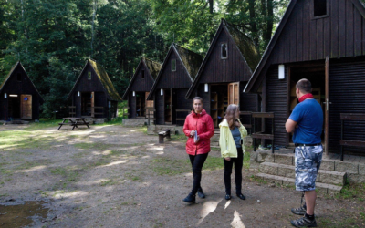 Plus 8 Závěsy ve sprchách, stolek na maso. Kontroloři táborů počítají i kohoutky
