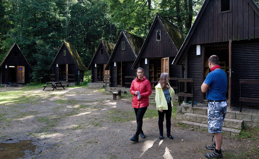 Závěsy ve sprchách, stolek na maso. Kontroloři táborů počítají i kohoutky