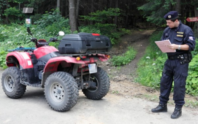 Plus 16 Motorkáře v lesích na severu budou policisté stíhat na čtyřkolkách