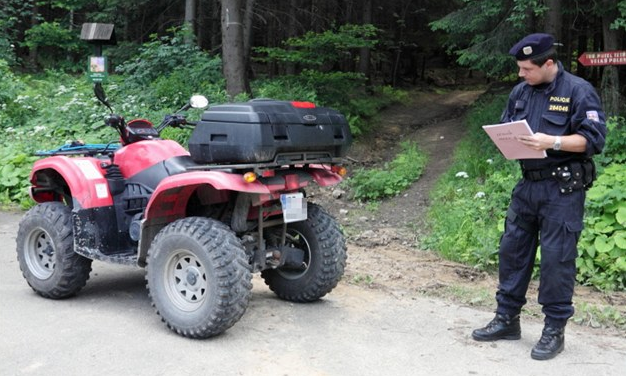 Motorkáře v lesích na severu budou policisté stíhat na čtyřkolkách