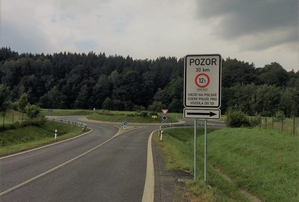 Vjezd kamionů na Frýdlantsko zakazují nově také značky ve směru od Liberce