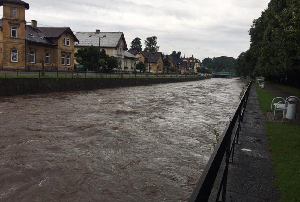 Silný noční déšť zvedl hladiny řek. Předlánce na Smědé hlásí třetí povodňový stupeň