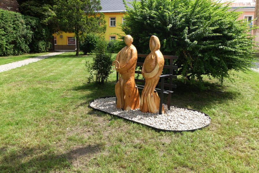 Přeměnu parku u Avanti korunovala instalace dřevěných soch