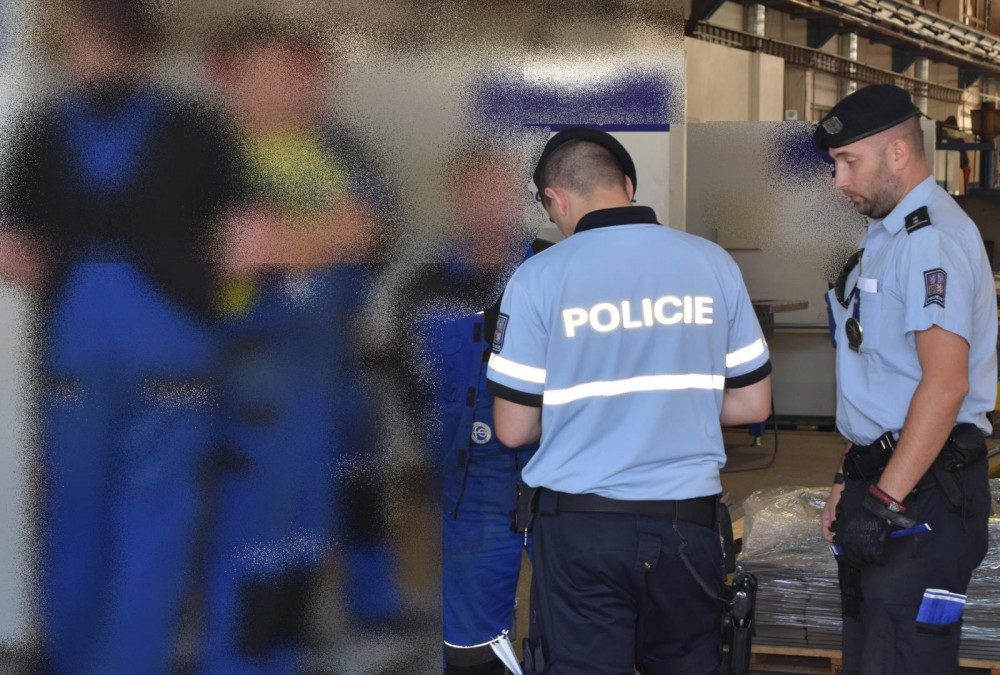 Policisté odhalili čtyři nelegálně zaměstnané cizince ve výrobně ve Frýdlantu