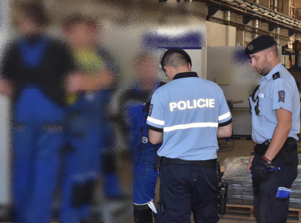 1000x1000 1502962884 policiste odhalili ctyri nelegalne zamestnane cizince ve vyrobne ve frydlantu
