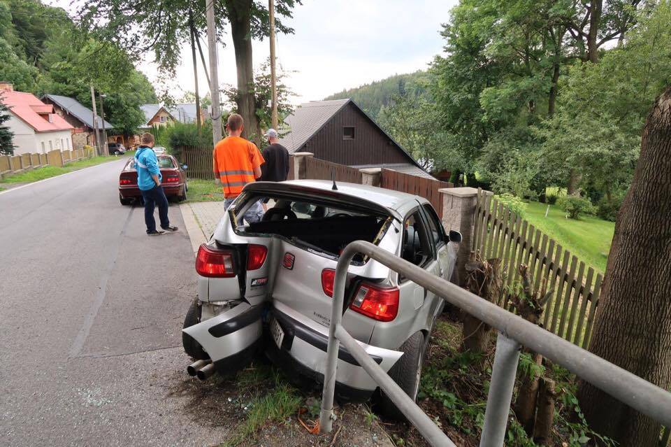 Řidič zdemoloval své auto o zábradlí v Oldřichově, nehoda se obešla bez zranění