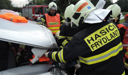 O víkendu pomáhali hasiči u několika dopravních nehod