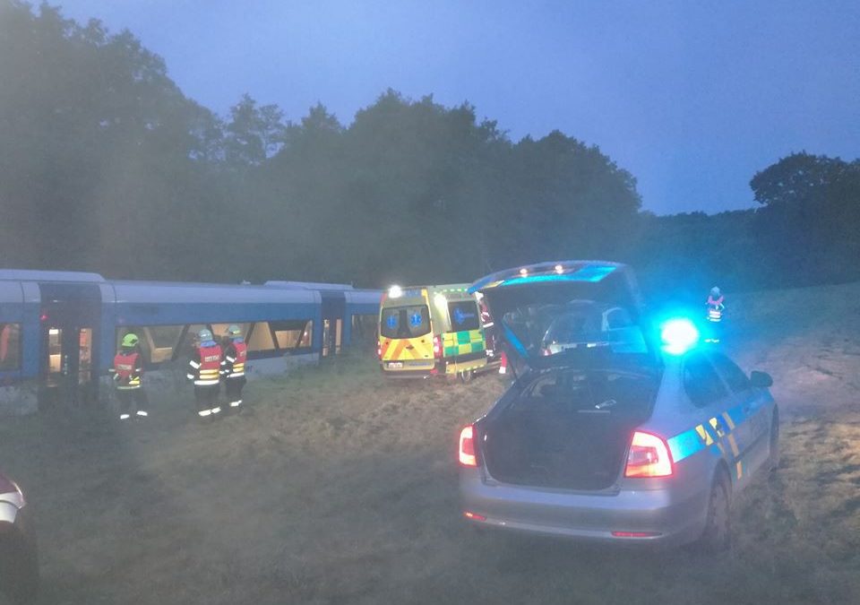 Vlak projíždějící Frýdlantem zachytil muže. Střet přežil, utrpěl středně těžká poranění