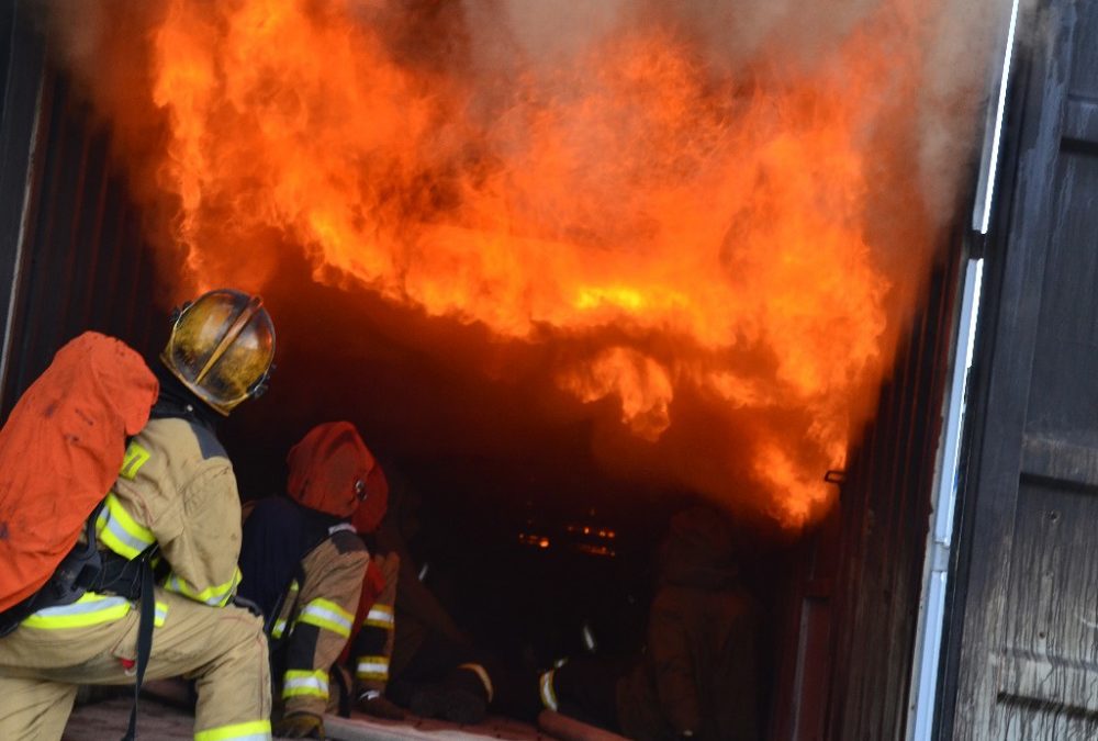 FOTO: Náročný trénink. Hasiči cvičili v raspenavském ohňovém polygonu