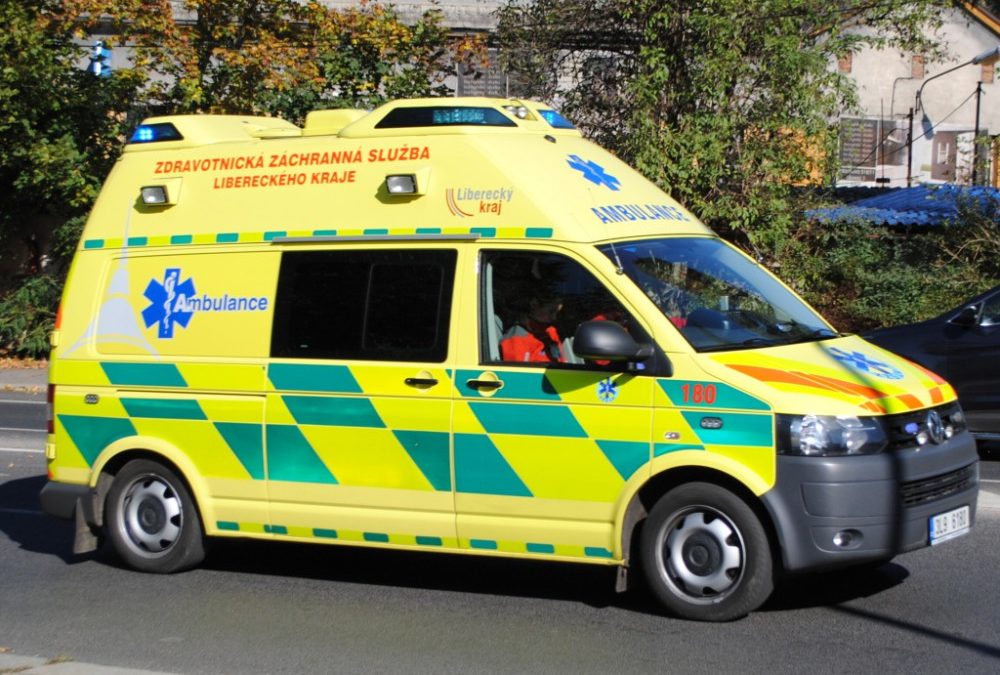 Útok na záchranáře. Napadený muž skončil s podezřením na vnitřní krvácení v nemocnici