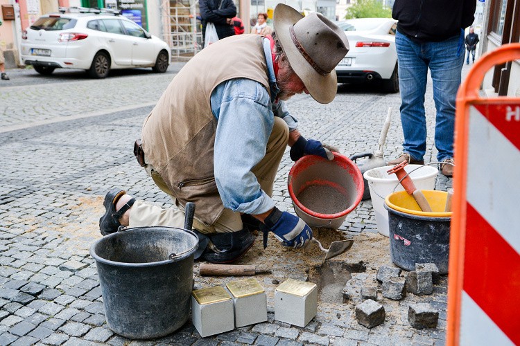 FOTO: Tragické osudy Židů připomínají v Liberci další kameny