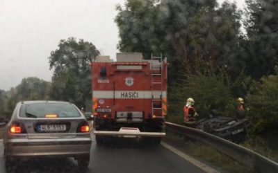 Kraj nebude zvyšovat ceny hromadné dopravy v tarifu IDOL 7 VIDEO: Havárie u Mníšku. Osobní auto zůstalo za svodidly ležet na střeše