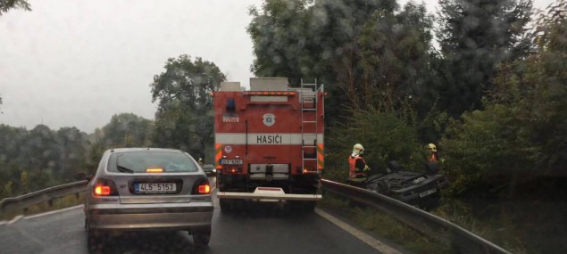 VIDEO: Havárie u Mníšku. Osobní auto zůstalo za svodidly ležet na střeše