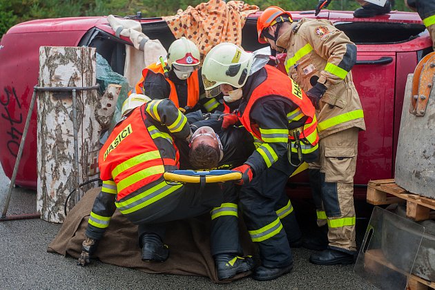 Hasiči soutěžili ve vyprošťování z havarovaných aut