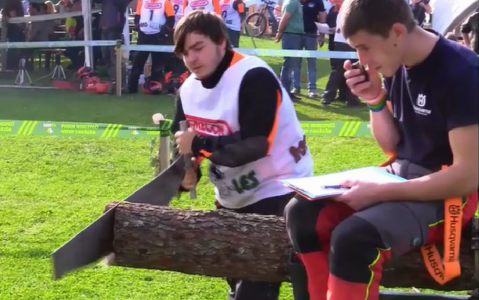 VIDEO: Nejlepší dřevorubci soutěží v Hejnicích. Takhle to umí s motorovkami