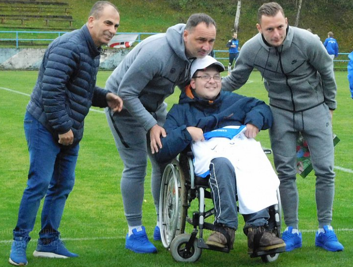 Déšť a vítr pokazil fotbalovou parádu