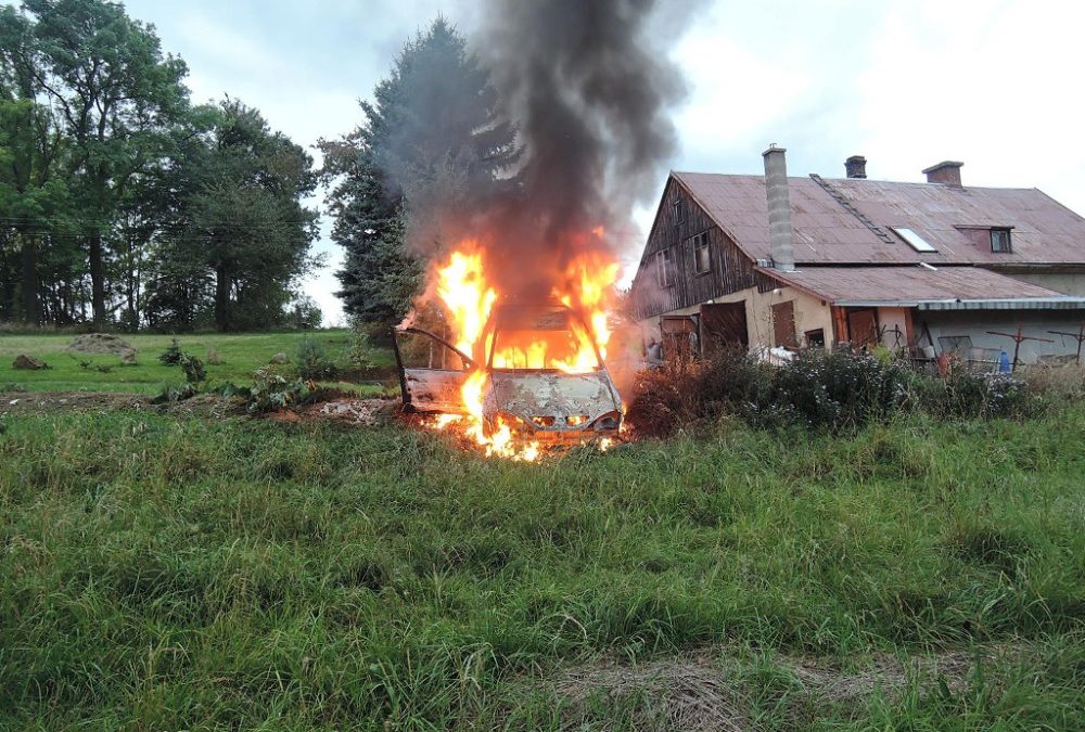 Přijel domů a po půl hodině zjistil, že mu hoří auto. Z toho zbyl jen ohořelý vrak