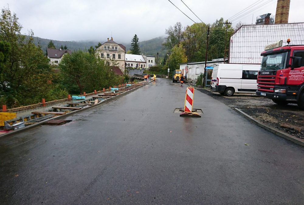 Úmorná uzavírka v Bílém Potoce končí. Od pondělí projedou auta až na Smědavu