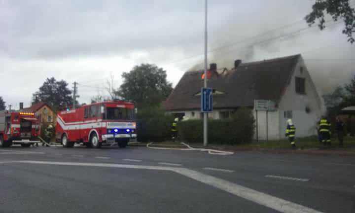 V Habarticích hořel rodinný dům, popálenou ženu transportoval vrtulník do pražských Vinohrad