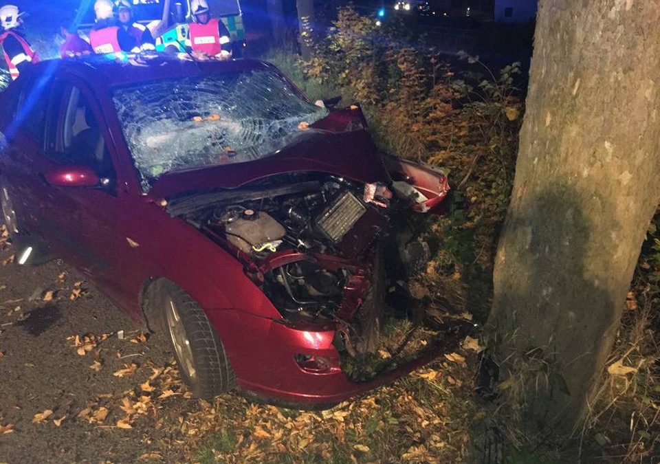 FOTO: Řidič trefil strom a v autě zůstal zaklíněný