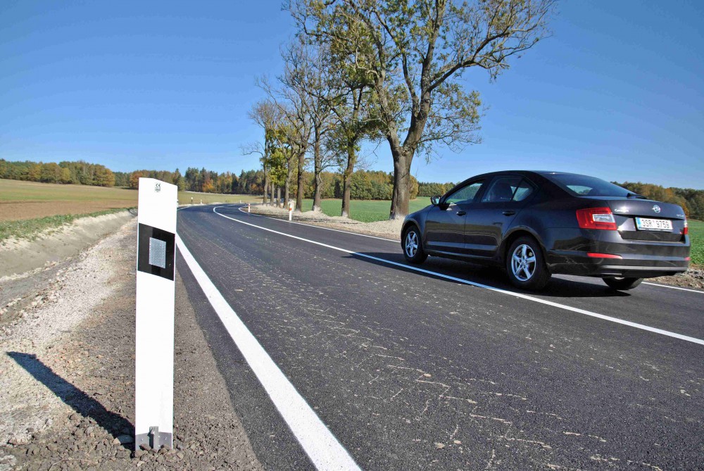 FOTO: Silnice z Raspenavy se otevřela. Kvůli rozšíření padla historická alej