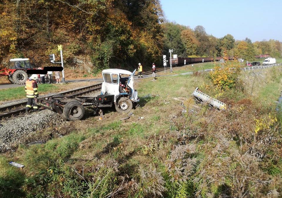 Střet nákladního automobilu a vlaku zastavil v úterý ráno provoz železnici ve Višňové