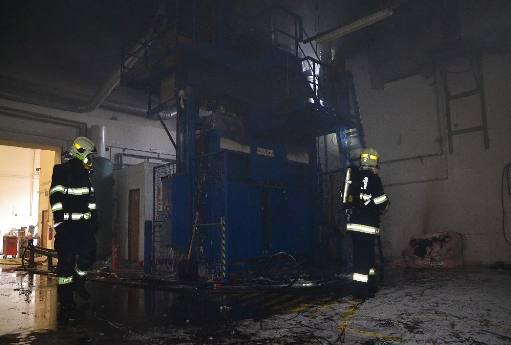 FOTO: Při požáru lisu v Raspenavě vznikla škoda za milion korun