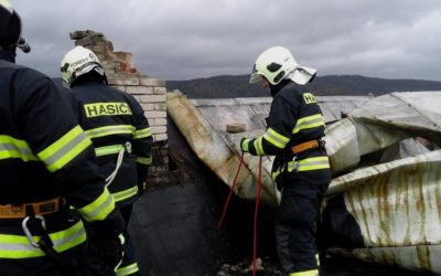 Následky větrné smrště budou odstraňovat několik dní. Bez proudu jsou tisíce domácností