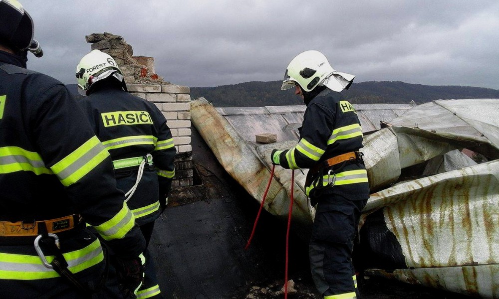 Následky větrné smrště budou odstraňovat několik dní. Bez proudu jsou tisíce domácností