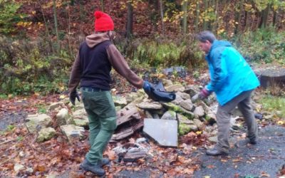 Hromady odpadků z Jizerek uklízejí dobrovolníci. V lesích nacházejí kuriozity