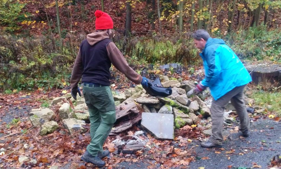 Hromady odpadků z Jizerek uklízejí dobrovolníci. V lesích nacházejí kuriozity