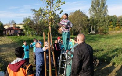 Děti ze ZŠ speciální sázely strom, uklízely i rozjasňovaly tváře