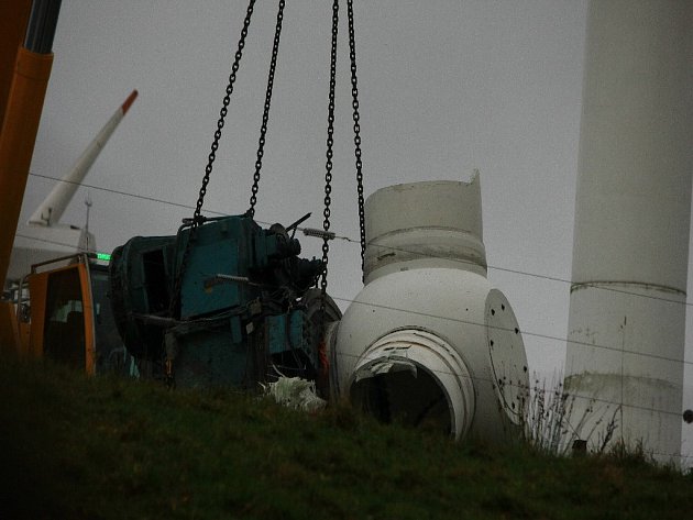 FOTO: Vichřice smetla i větrnou elektrárnu