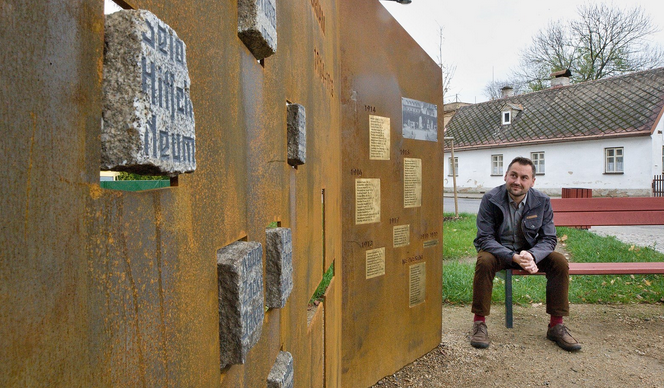 Po troskách pomníku šlapaly generace dětí, teď je v Hejnicích zpátky