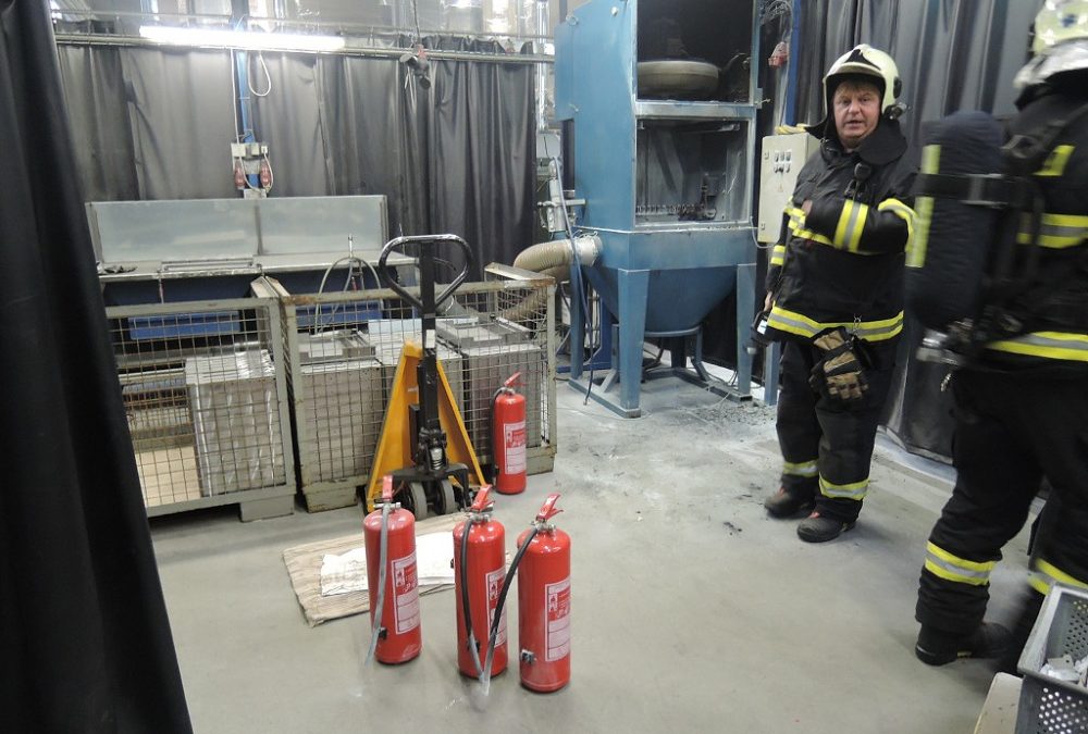 Požár v areálu bývalé textilní továrny Česana v Raspenavě zaměstnal pět jednotek hasičů