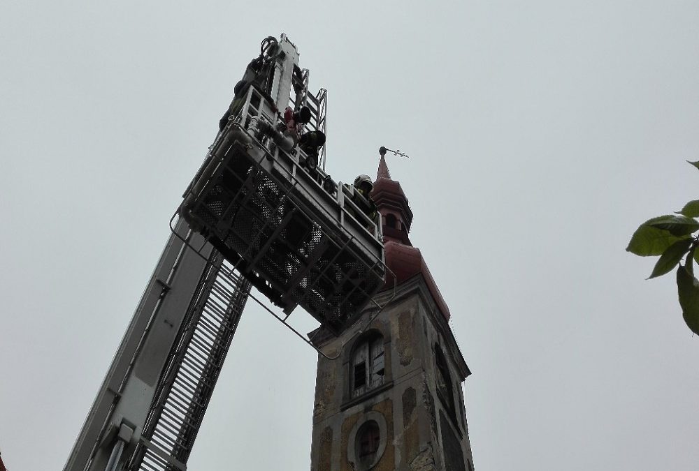 Hasiči sundali z jindřichovického kostela kříž, který ohrožoval návštěvníky hřbitova