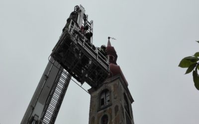 Hasiči sundali z jindřichovického kostela kříž, který ohrožoval návštěvníky hřbitova